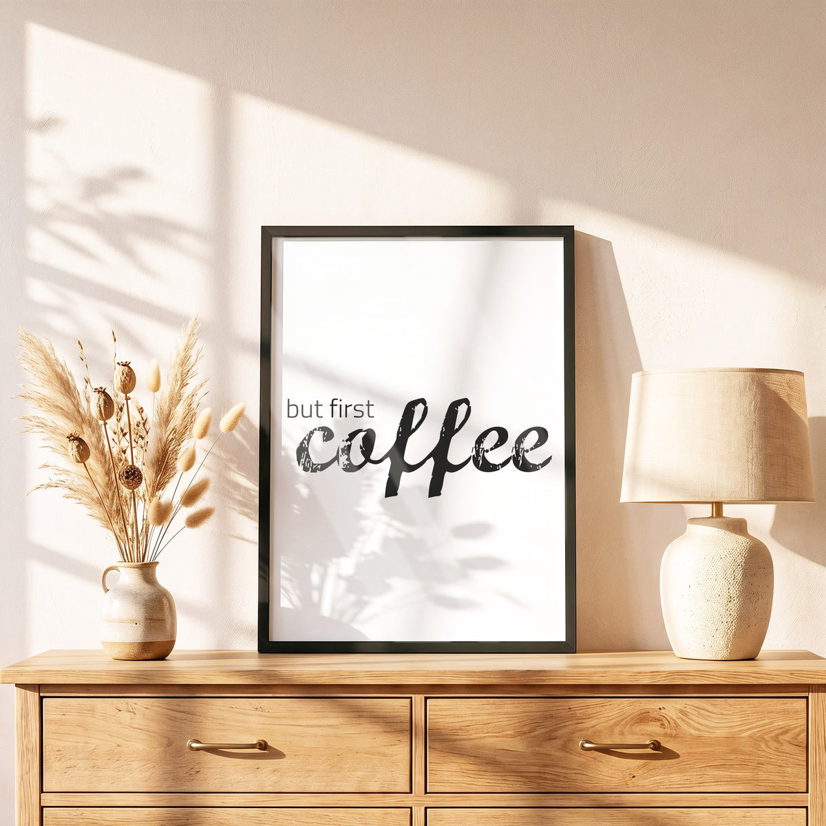Poster But first coffee im schwarzen Holzrahmen auf einer Kommode