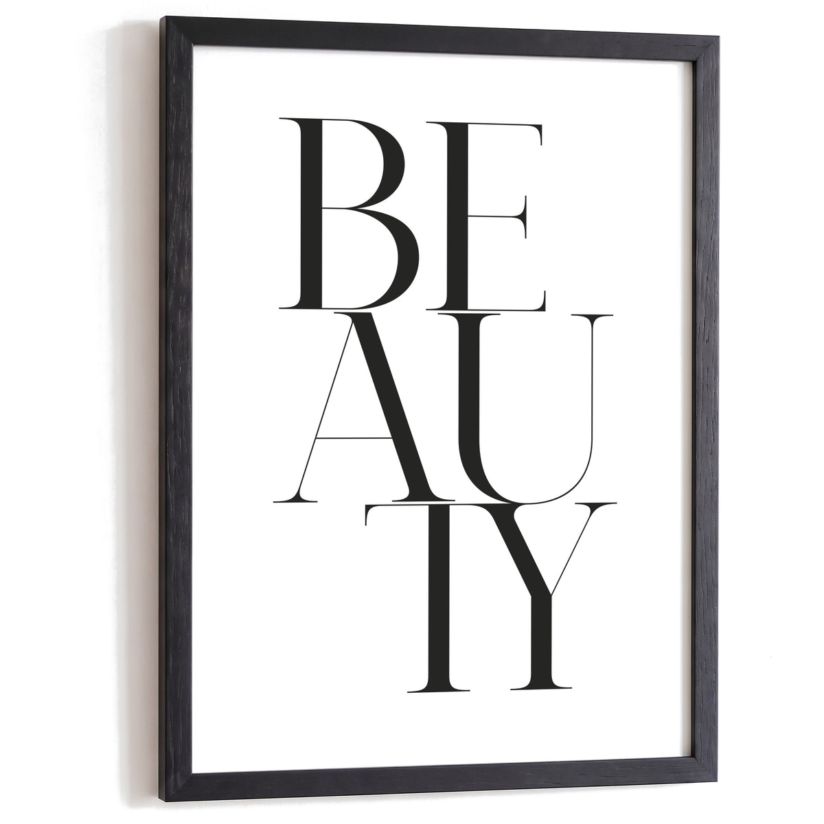 Typografie Poster Beauty im schwarzen Holzrahmen