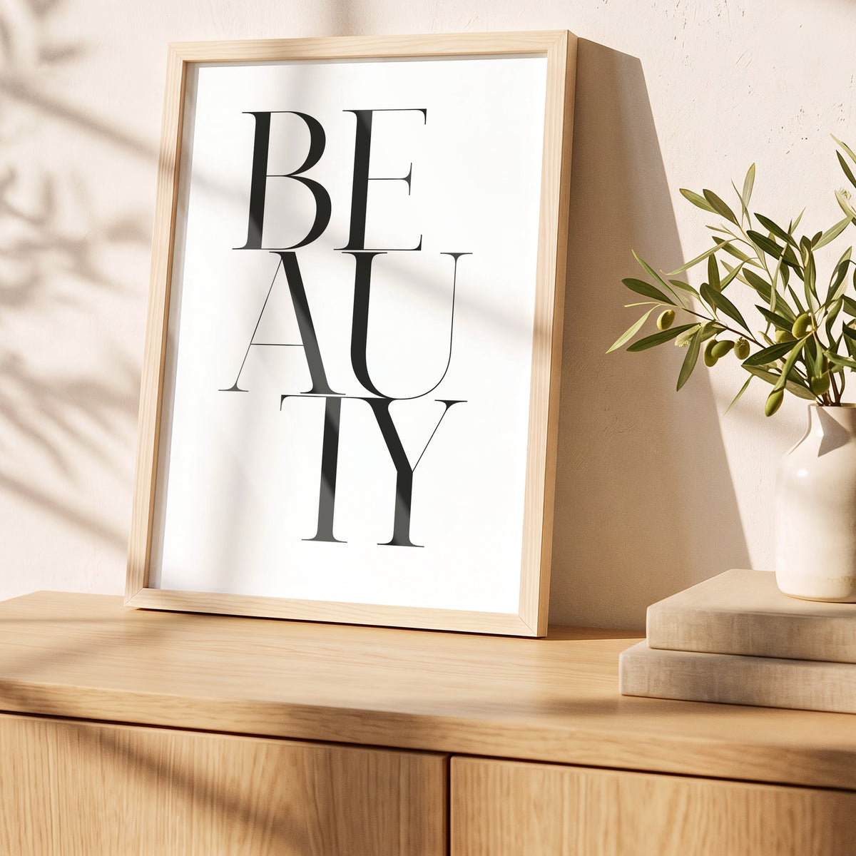 Poster Beauty im Holzrahmen auf einem Sideboard