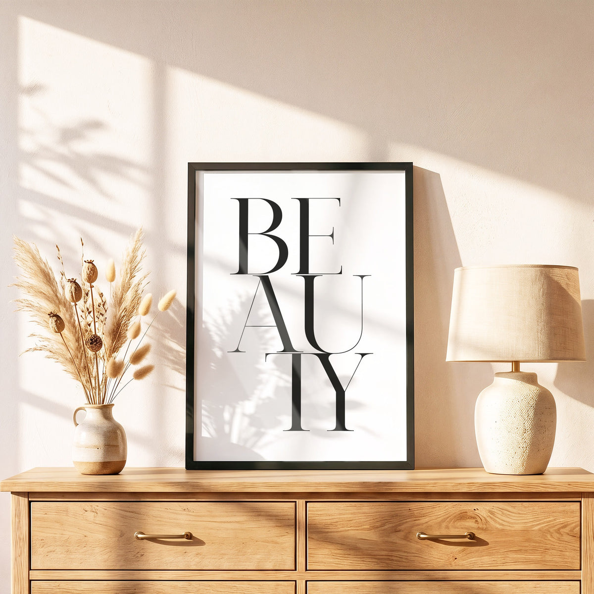 Poster Beauty im schwarzen Holzrahmen auf einer Kommode