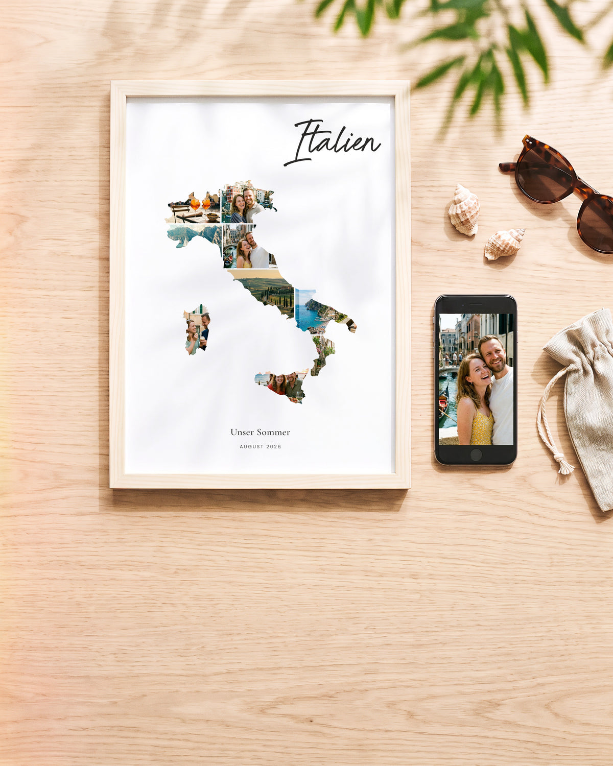 Handy mit einem Urlaubsfoto neben dem fertigen Poster, dieselben Fotos im Umriss Italiens