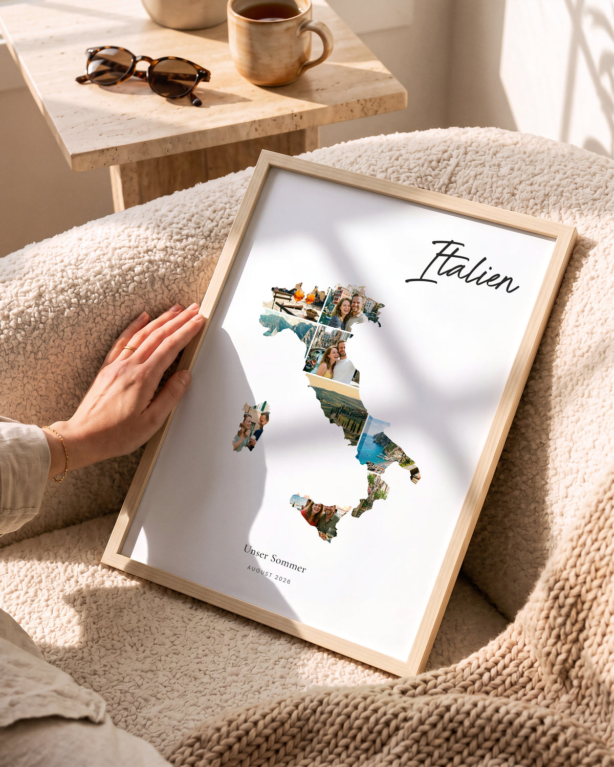 Nahaufnahme des Urlaubsposters auf mattem FineArt-Papier im hellen Holzrahmen