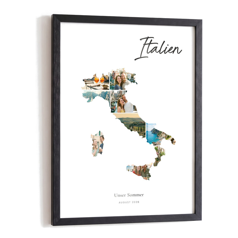 Urlaubsposter Italien: Fotocollage aus Urlaubsfotos im Umriss Italiens, darüber „Italien“ in Handschrift, im schwarzen Holzrahmen