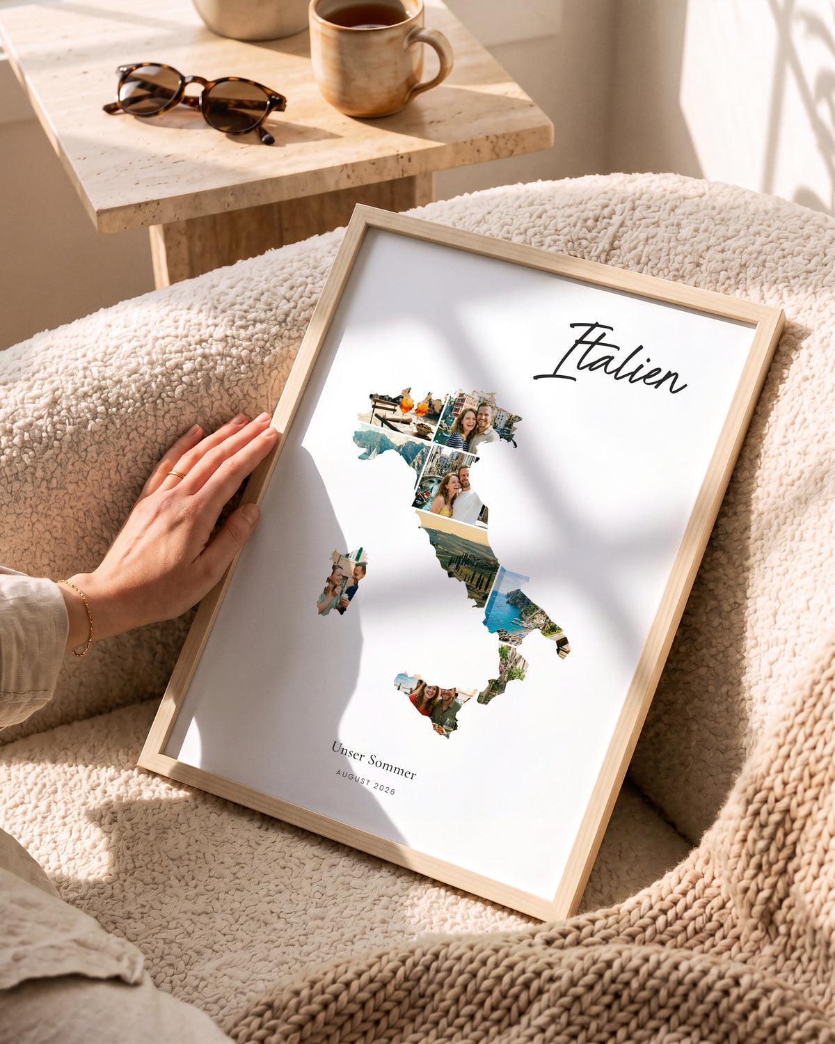 Nahaufnahme des Urlaubsposters auf mattem FineArt-Papier im hellen Holzrahmen