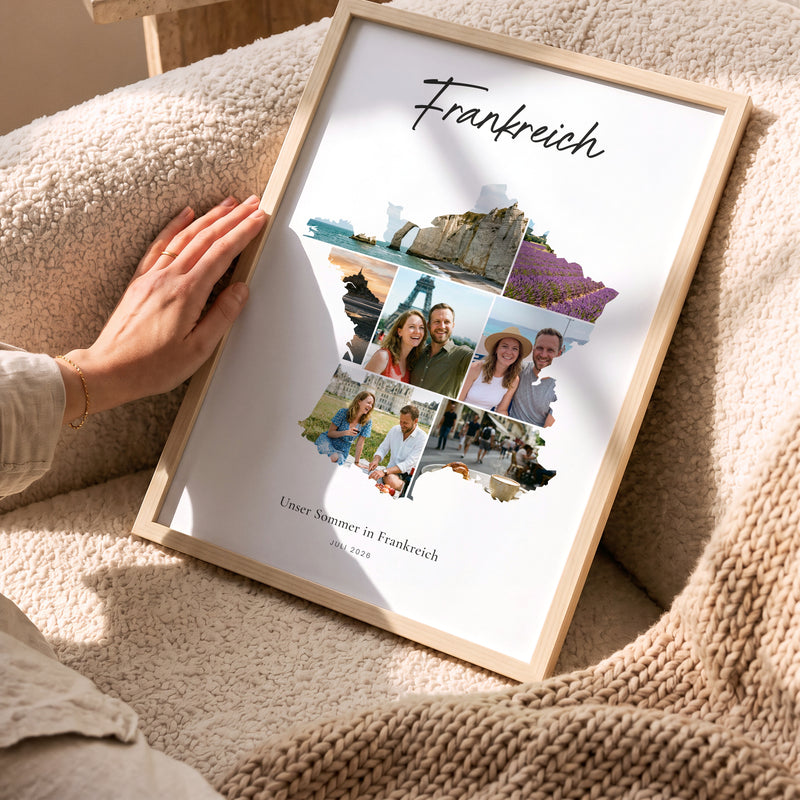Urlaubsposter Frankreich im hellen Holzrahmen, auf dem Sofa gehalten: Fotocollage aus Urlaubsfotos im Umriss, darüber der Name in Handschrift