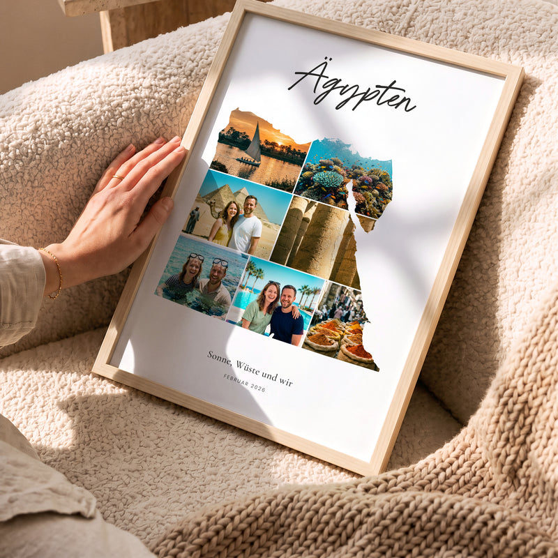 Urlaubsposter Ägypten im hellen Holzrahmen, auf dem Sofa gehalten: Fotocollage aus Urlaubsfotos im Umriss, darüber der Name in Handschrift