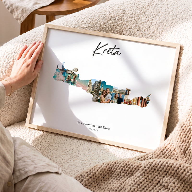 Urlaubsposter Kreta im hellen Holzrahmen, auf dem Sofa gehalten: Fotocollage aus Urlaubsfotos im Umriss, darüber der Name in Handschrift