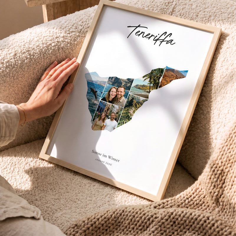 Urlaubsposter Teneriffa im hellen Holzrahmen, auf dem Sofa gehalten: Fotocollage aus Urlaubsfotos im Umriss, darüber der Name in Handschrift