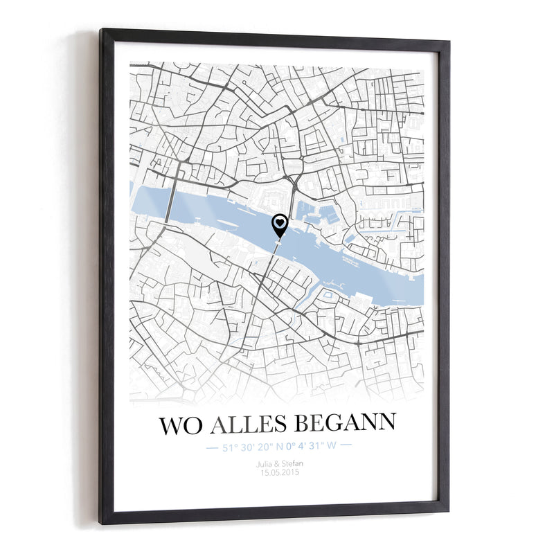 Koordinatenposter Wo alles begann mit heller Stadtkarte von London, blauem Fluss, Titel, Koordinaten, Namen und Datum im schwarzen Holzrahmen auf Weiß